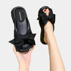 Damesschoenen*Abby - Elegante zomerse damesslippers met lint