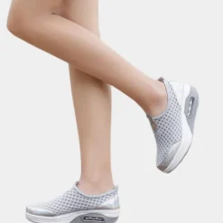 Damesschoenen*Ademende zomerse damessneakers met sleehak