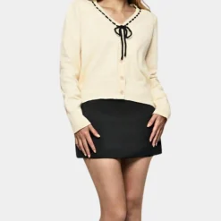 Truien & Vesten Dames*Anthoula - Elegante Dames V-hals Zomerse Trui met Strik Beige