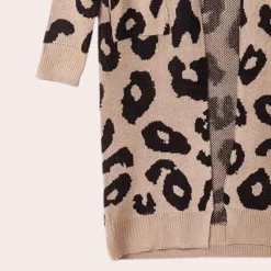 Truien & Vesten Dames*CLOTHILDE - Stijlvol Lang Dames Vest met Luipaardprint voor Zomeravonden