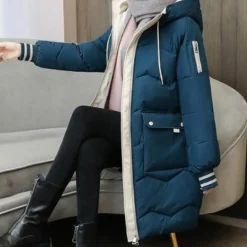 Jassen Dames*Cyra - Comfortabele en stijlvolle damesjas met capuchon