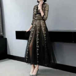 Jurken & Jumpsuits Dames*Eleanora - Elegante Kanten Zomerjurk met V-Hals Zwart