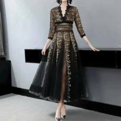 Jurken & Jumpsuits Dames*Eleanora - Elegante Kanten Zomerjurk met V-Hals Zwart