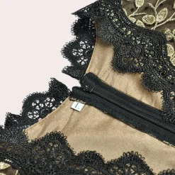 Jurken & Jumpsuits Dames*Eleanora - Elegante Kanten Zomerjurk met V-Hals Zwart