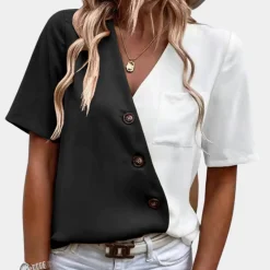 Blazers & Blouses Dames*Lara - Luchtige damesblouse met chique V-hals, knoopdetail en zomerse tweekleurige elegantie