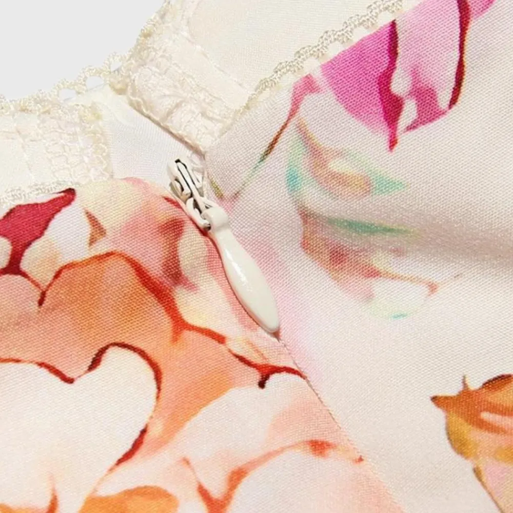 Jurken & Jumpsuits Dames*Lucca - Zomerse gebloemde en uitlopende midi-jurk Roze