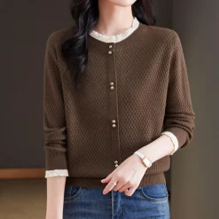 Truien & Vesten Dames*Nevena - Stijlvolle dames zomertrui met elegante knopen