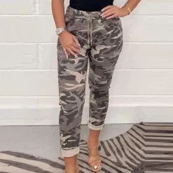 Broeken & Rokken Dames*Penelope - Damesbroek in Luxe Camouflage met Optimaal Comfort voor de Zomer