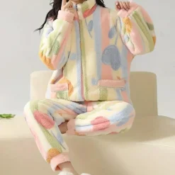 Sets Dames*Romhilda - Zachte en kleurrijke pluche pyjamaset voor dames - Perfect voor de lente en zomeravonden Veelkleurig