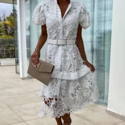 Jurken & Jumpsuits Dames*Sidra - Sierlijke kanten zomerjurk met pofmouwen en ceintuur