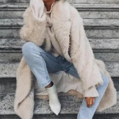 Jassen Dames*TARA - Stijlvolle Winterjas van Pluche voor Dames Beige