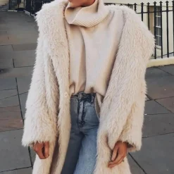 Jassen Dames*TARA - Stijlvolle Winterjas van Pluche voor Dames Beige