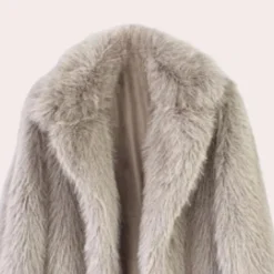 Jassen Dames*TARA - Stijlvolle Winterjas van Pluche voor Dames Beige