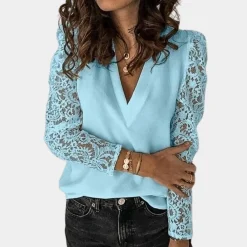 Blazers & Blouses Dames*Trendy damesblouse met v-hals voor de zomer