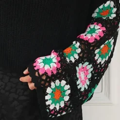 Truien & Vesten Dames*VICTORIA - Geraffineerd Zomerse Bloementrui voor Dames Zwart